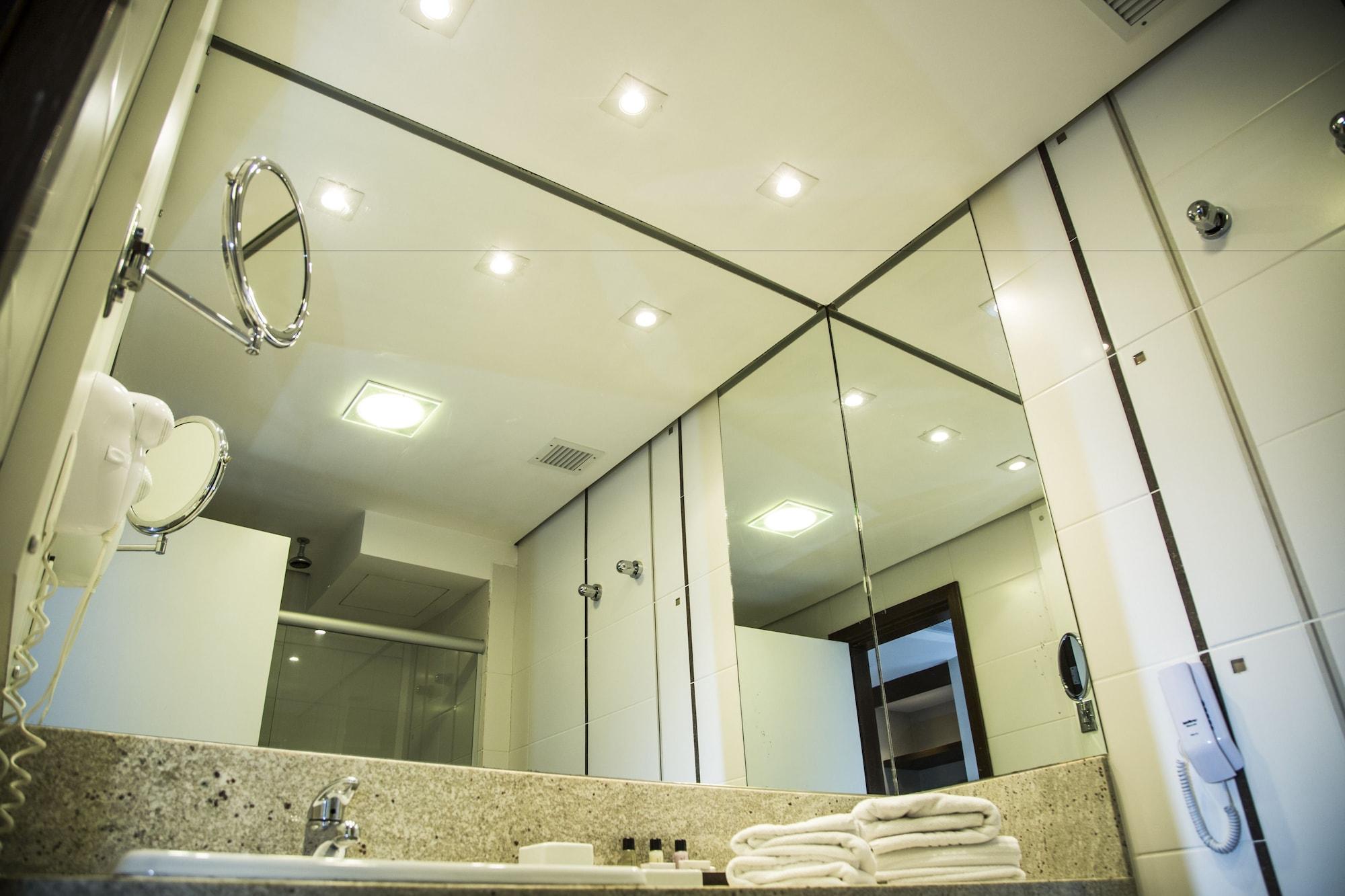 Parque Balneario Hotel Santos By Castelo Itaipava ภายนอก รูปภาพ Bathroom mirrors