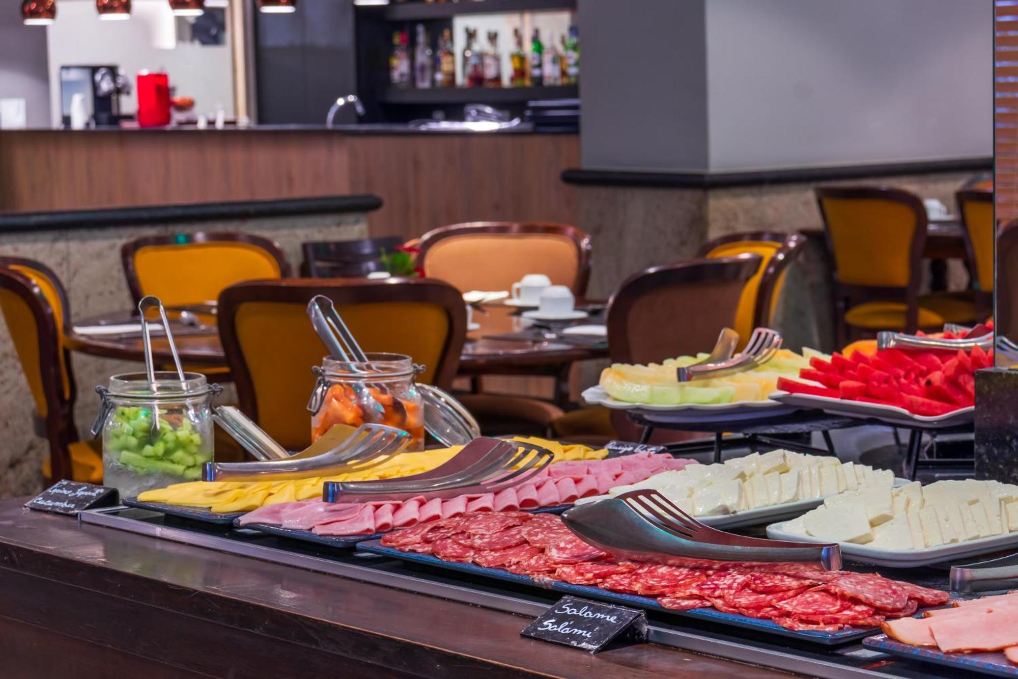 Parque Balneario Hotel Santos By Castelo Itaipava ภายนอก รูปภาพ A buffet at a hotel