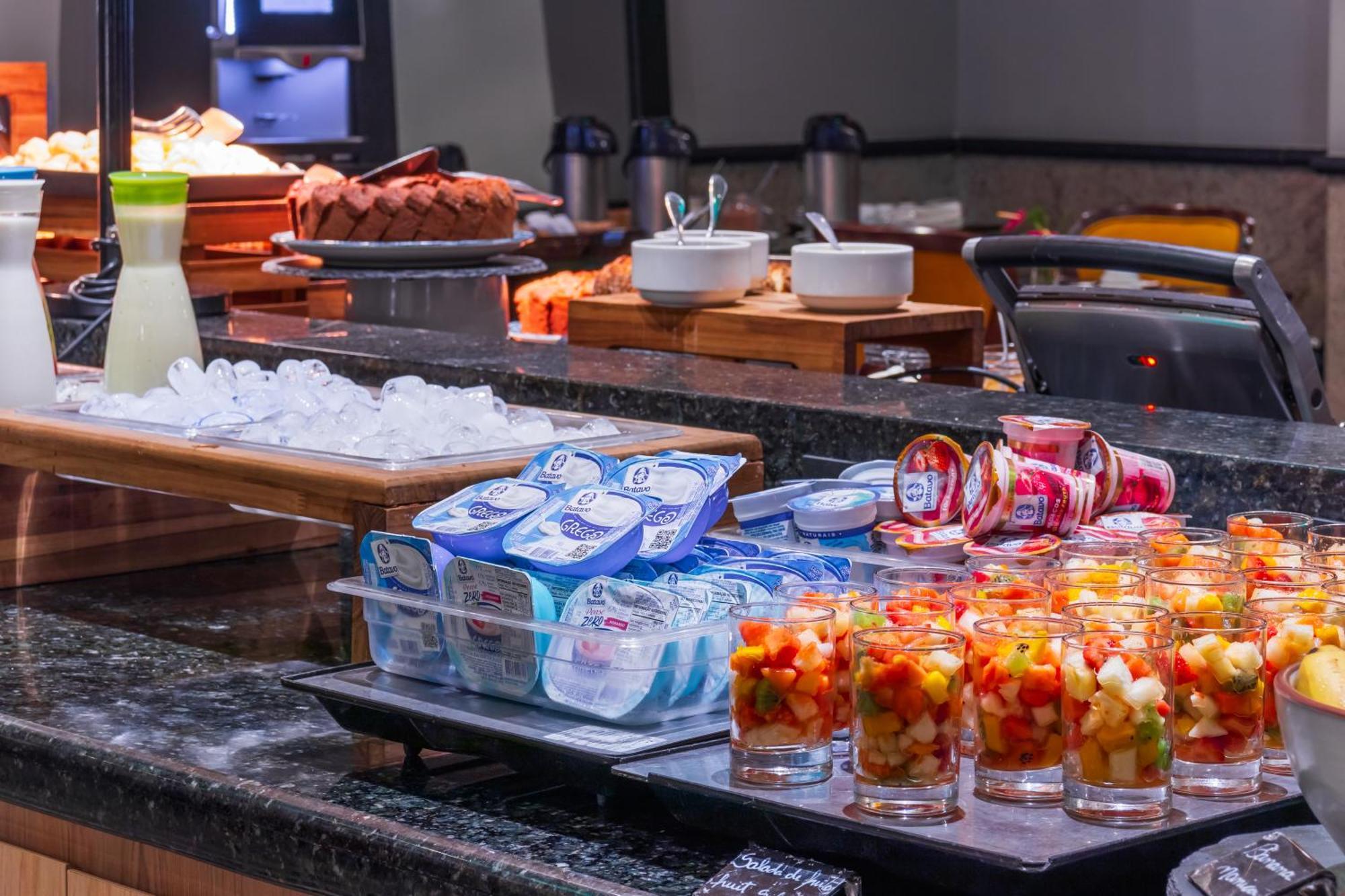 Parque Balneario Hotel Santos By Castelo Itaipava ภายนอก รูปภาพ A buffet at a hotel